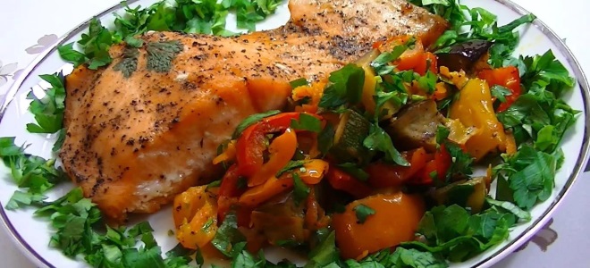 Красная рыба с овощами в духовке