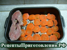 Горбуша с луком и морковью