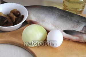 Для приготовления рыбы по-царски нужно взять горбушу свежую, белые грибы, лук, яйцо, масло растительное. 