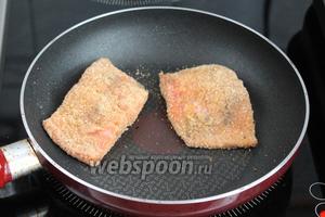 Быстро обжарить запанированную рыбу с двух сторон на почти сухой сковороде.