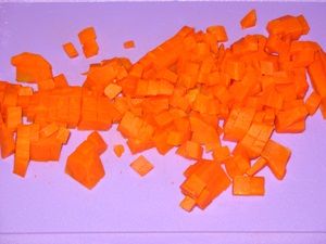 кусочки морковки для салата