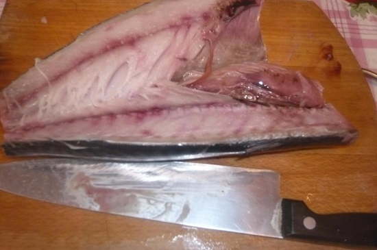 Разрезаем рыбную тушку вдоль брюшка