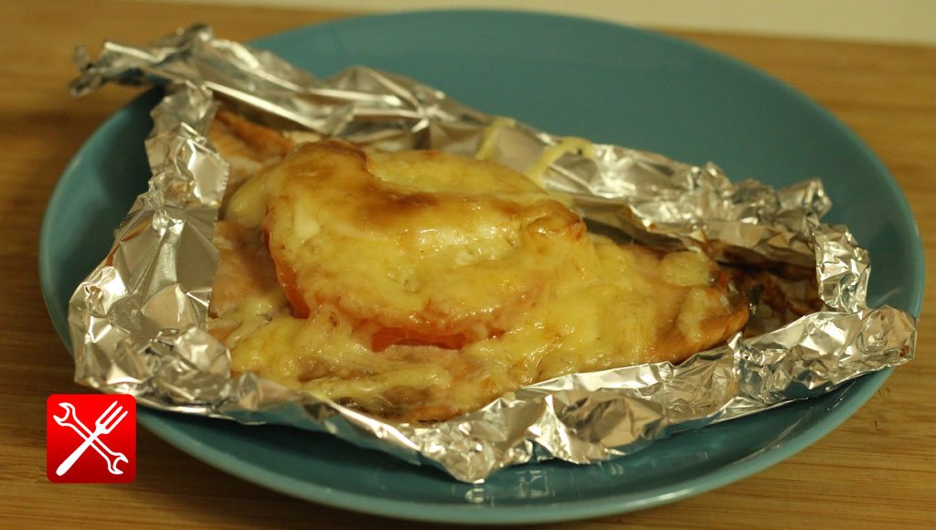 Запеченное филе горбуши на фольге с помидором и сыром