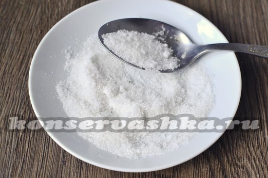 Смешиваем соль и сахарный песок