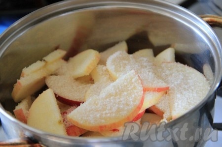 Нарезать яблоки дольками и посыпать сахаром.