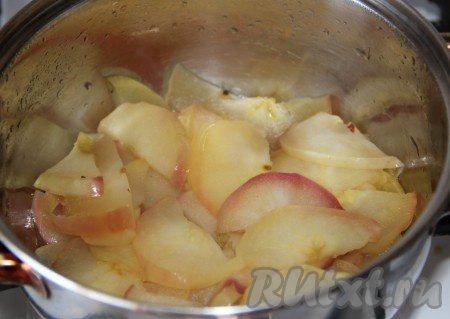 Яблоки потушить на медленном огне до мягкости без добавления воды.
