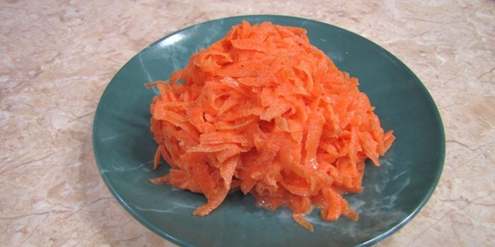 Тертая морковь на тарелке