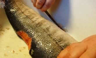 как разделать лосось на стейки, как правильно разделать лосося на филе, 