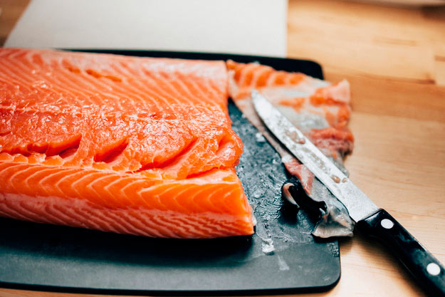 Как быстро солить горбушу, кету, форель, лосось и другую красную рыбу в домашних условиях: рецепт фото - eТеплица