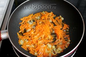 Лук и морковь припустить в бульоне с ложкой растительного масла.