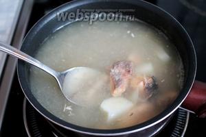 В суп ввести рыбу вместе с заливкой.