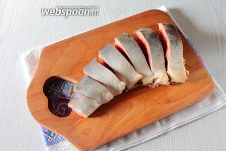 Отрезать у рыбы плавники и хвост, разрезать горбушу на порционные кусочки шириной 1-1,5 см, посолить по вкусу.