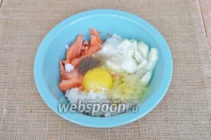 Яйцо разбить в миску, добавить соль и перец по вкусу.
