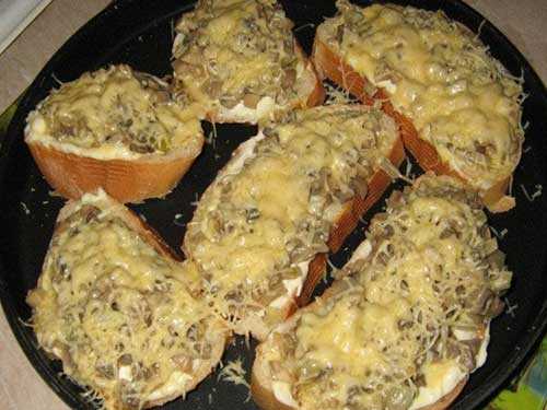 Бутерброды с грибной икрой и сыром в духовке